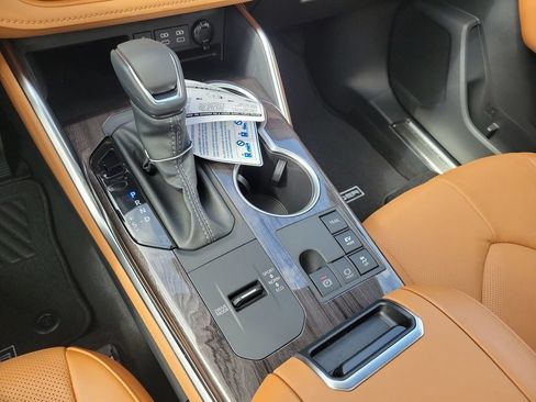 New 2026 Toyota Highlander Platinum AWD/4WD image 18