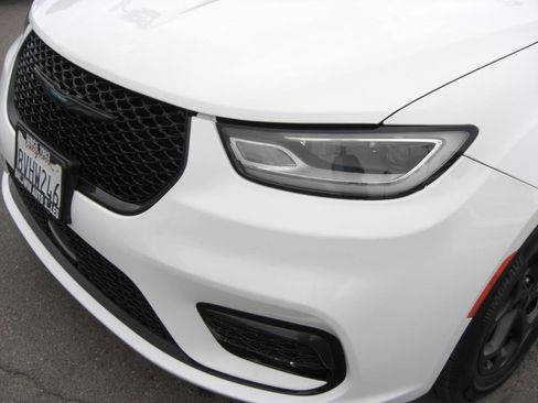 Used 2021 Chrysler Pacifica Touring w/ S Appearance Package image 6