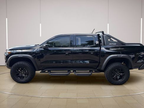 Used 2025 Chevrolet Colorado ZR2 w/ Midnight Edition AWD/4WD image 3