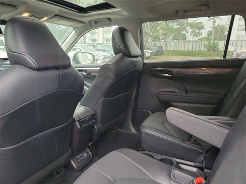 Used 2022 Toyota Highlander Limited image 5