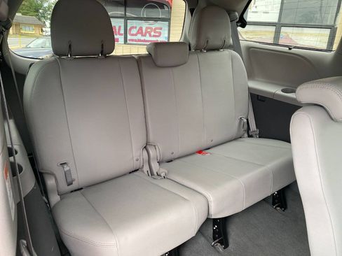 Used 2020 Toyota Sienna XLE FWD image 27