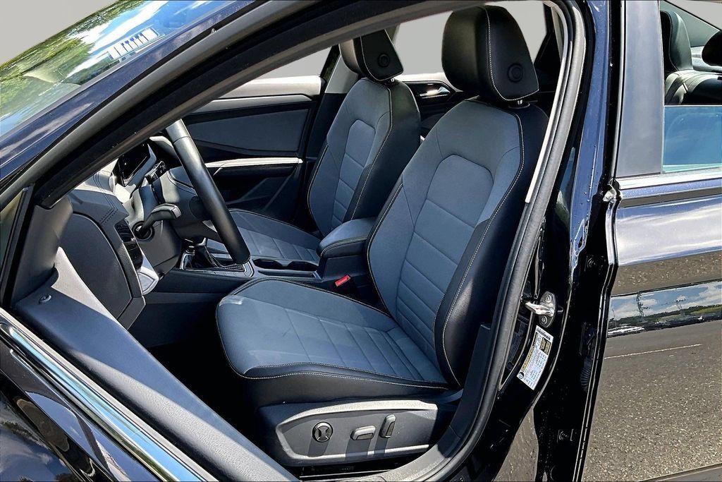 Used 2025 Volkswagen Jetta SE FWD image 12