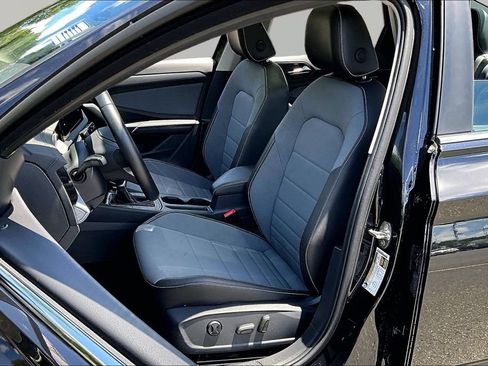 Used 2025 Volkswagen Jetta SE FWD image 12