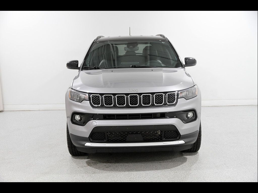 Used 2023 Jeep Compass Limited AWD/4WD image 2