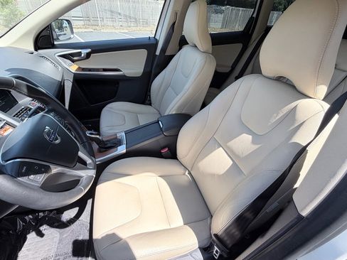Used 2016 Volvo XC60 T6 w/ Proximity Package AWD/4WD image 8