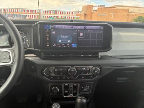Used 2025 Jeep Wrangler Unlimited Sahara AWD/4WD image 16
