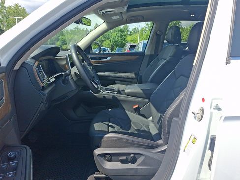 Used 2024 Volkswagen Atlas SE w/ Panoramic Sunroof Package AWD/4WD image 13