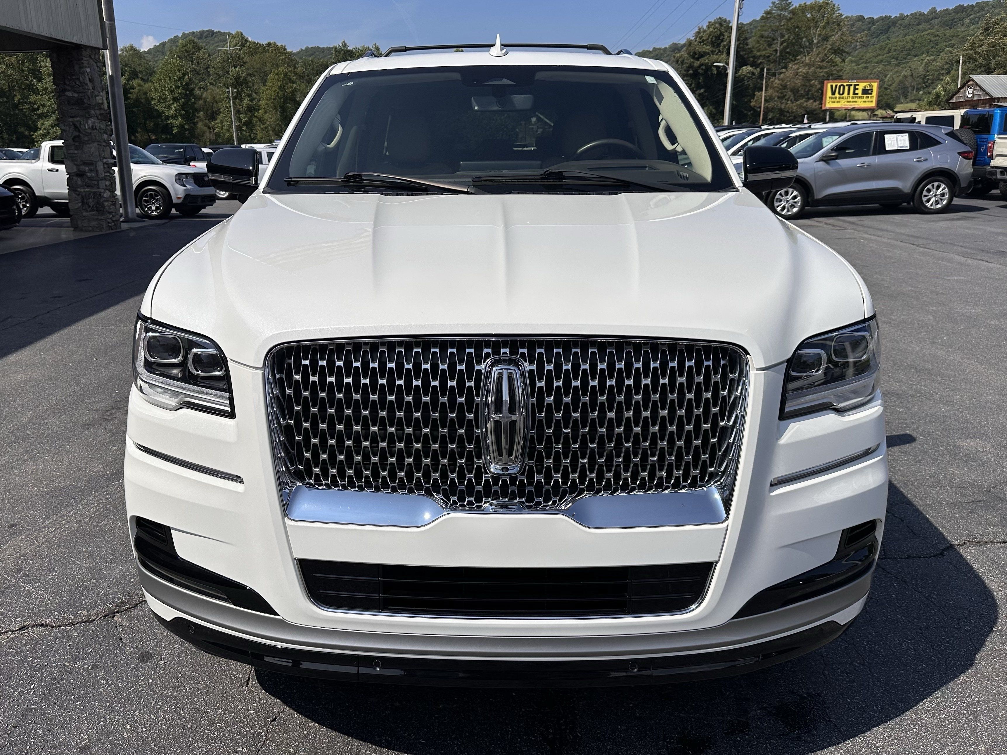 Used 2024 Lincoln Navigator L Reserve AWD/4WD image 3