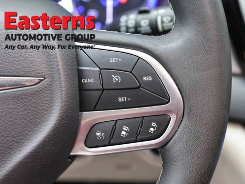 Used 2023 Chrysler Pacifica Touring-L FWD image 16