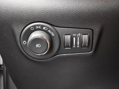 Used 2025 Jeep Compass Limited image 22