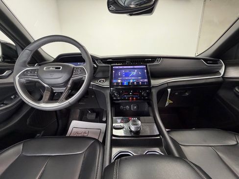 Used 2024 Jeep Grand Cherokee Limited w/ Black Appearance Package image 10