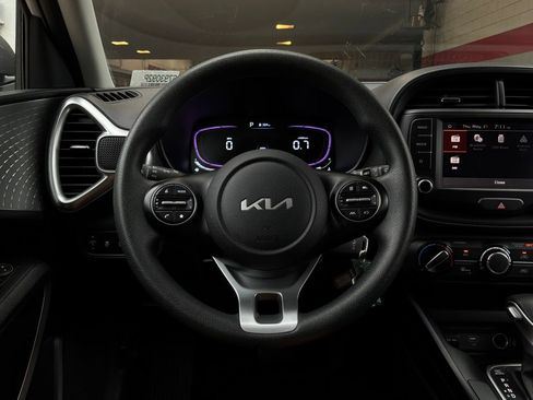 Used 2025 Kia Soul LX w/ LX Technology Package FWD image 30