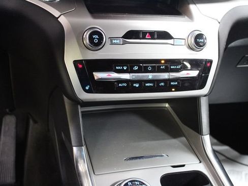 Used 2022 Ford Explorer XLT w/ Equipment Group 202A AWD/4WD image 18