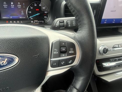 Used 2024 Ford Explorer XLT AWD/4WD image 17
