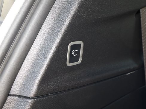 Used 2025 Chrysler Pacifica Limited image 21