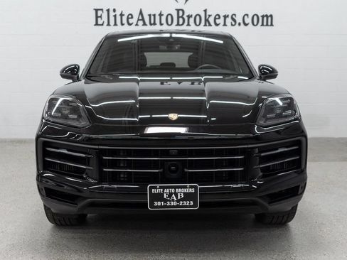 Used 2024 Porsche Cayenne AWD/4WD image 3