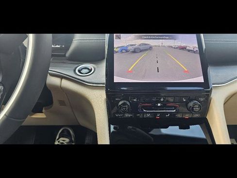 Used 2024 Jeep Grand Cherokee Limited image 15