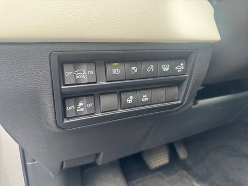 Used 2024 Toyota Sequoia Capstone AWD/4WD image 31