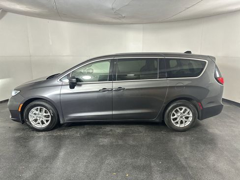 Used 2023 Chrysler Pacifica Touring-L image 8