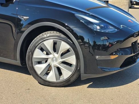 Used 2024 Tesla Model Y Long Range AWD/4WD image 9