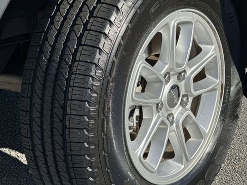 Used 2020 Jeep Grand Cherokee Laredo image 12