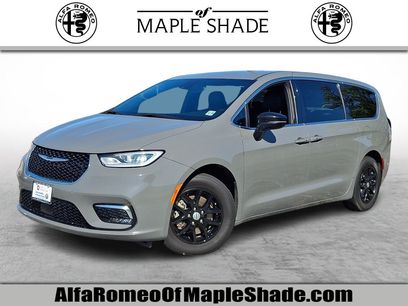 Used 2025 Chrysler Pacifica Select