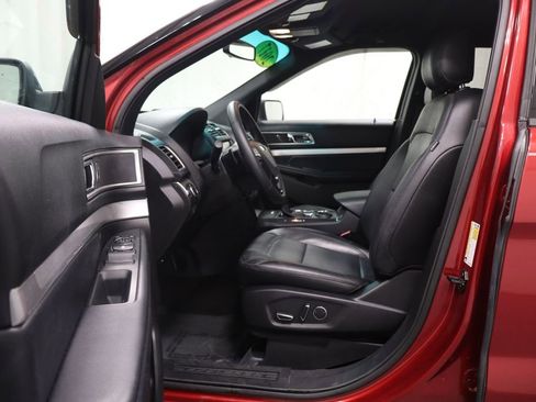 Used 2017 Ford Explorer XLT w/ Equipment Group 202A FWD image 13