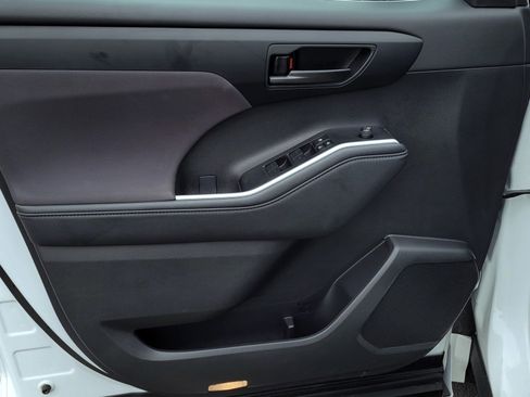 Certified 2024 Toyota Highlander LE image 9