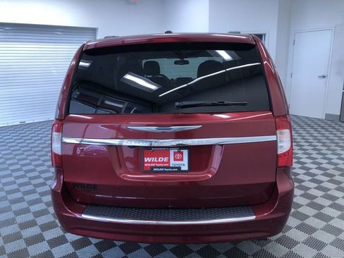 Used 2015 Chrysler Town & Country Touring FWD image 14