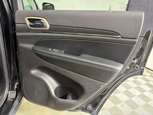 Used 2017 Jeep Grand Cherokee Limited image 18