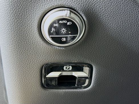 Used 2025 Mercedes-Benz GLC 300 image 10