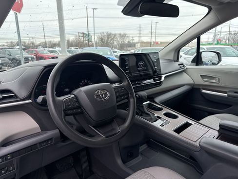 Used 2023 Toyota Sienna LE image 10