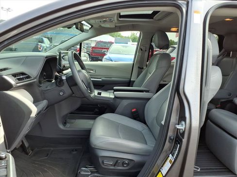 Used 2024 Toyota Sienna Limited AWD/4WD image 11