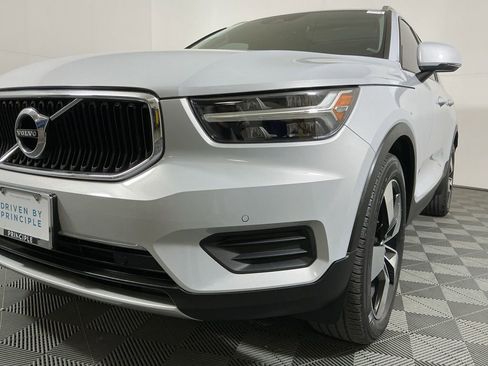 Used 2020 Volvo XC40 T4 Momentum image 5