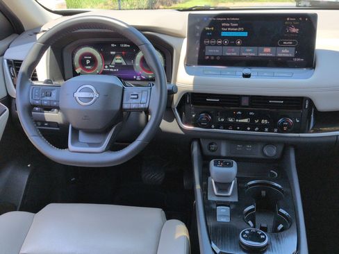 Used 2025 Nissan Rogue SL w/ SL Premium Package AWD/4WD image 32