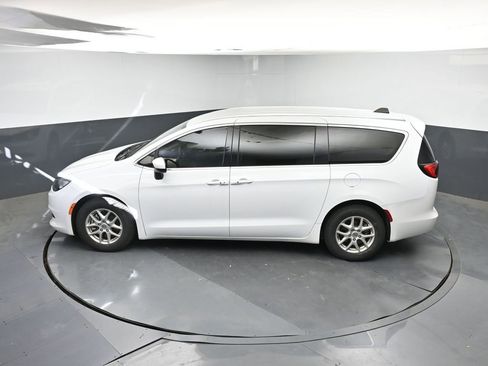 Used 2023 Chrysler Voyager LX image 33