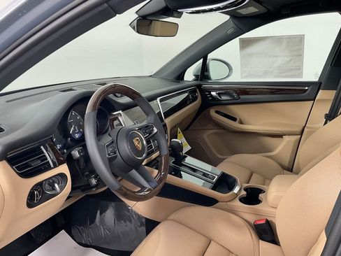 Certified 2025 Porsche Macan AWD/4WD image 4