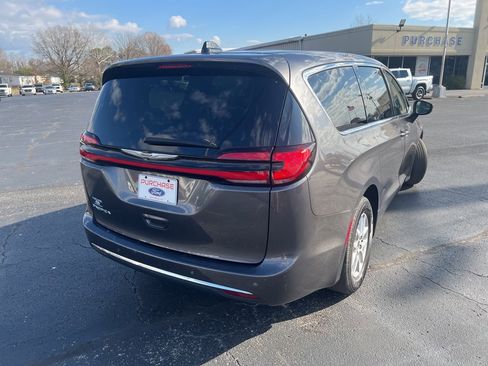 Used 2023 Chrysler Pacifica Touring-L image 7