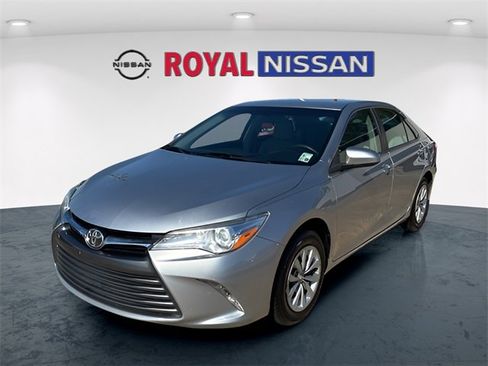 Used 2017 Toyota Camry LE image 3