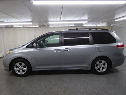 Used 2011 Toyota Sienna LE image 4