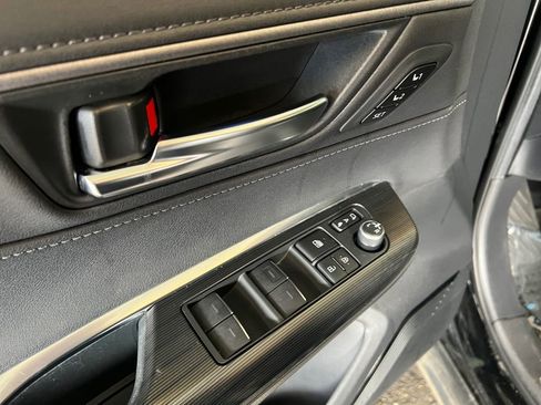 Used 2021 Toyota Venza XLE w/ Softex Package image 11