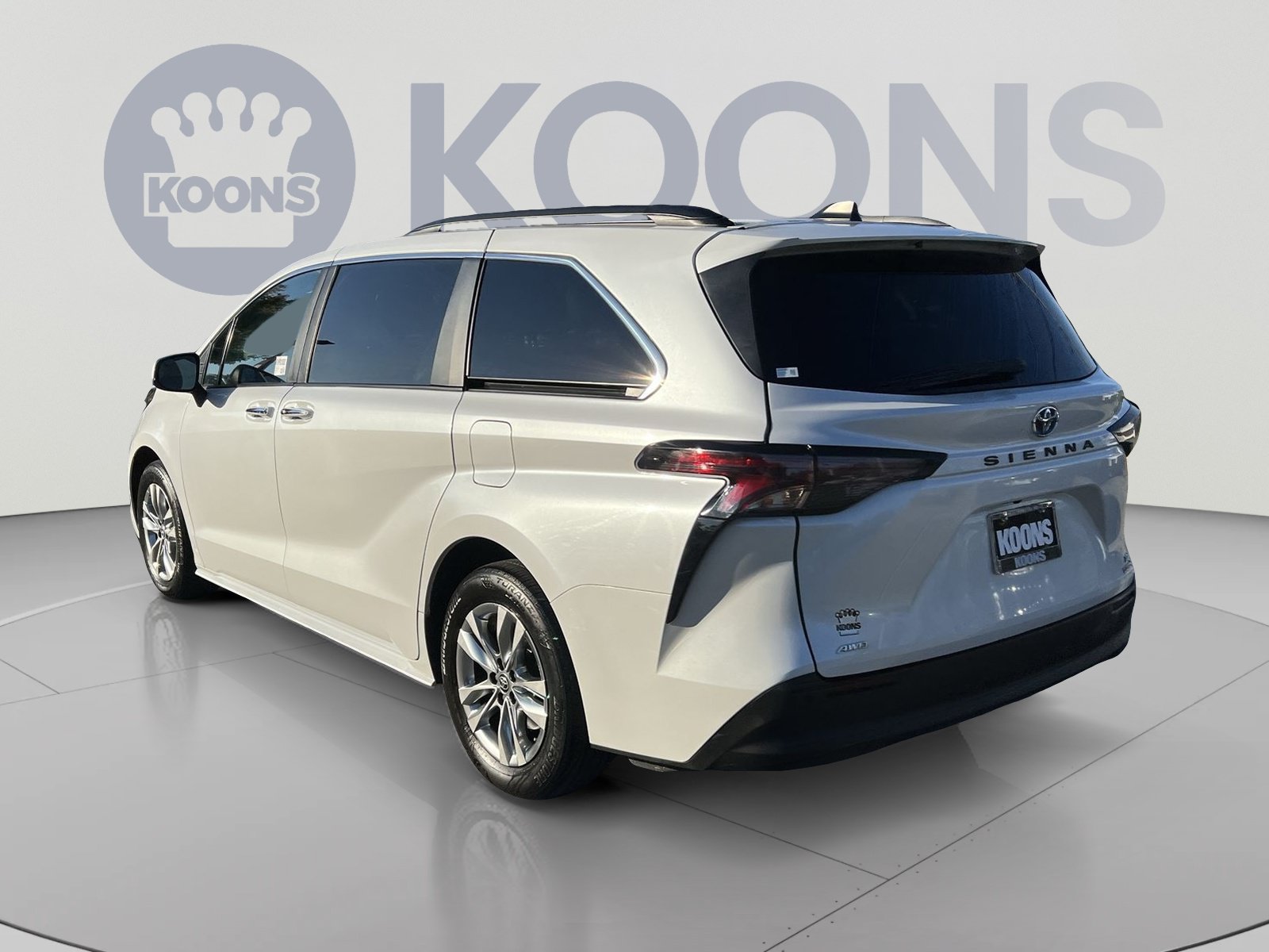 Used 2024 Toyota Sienna XLE w/ XLE Plus Package AWD/4WD image 4