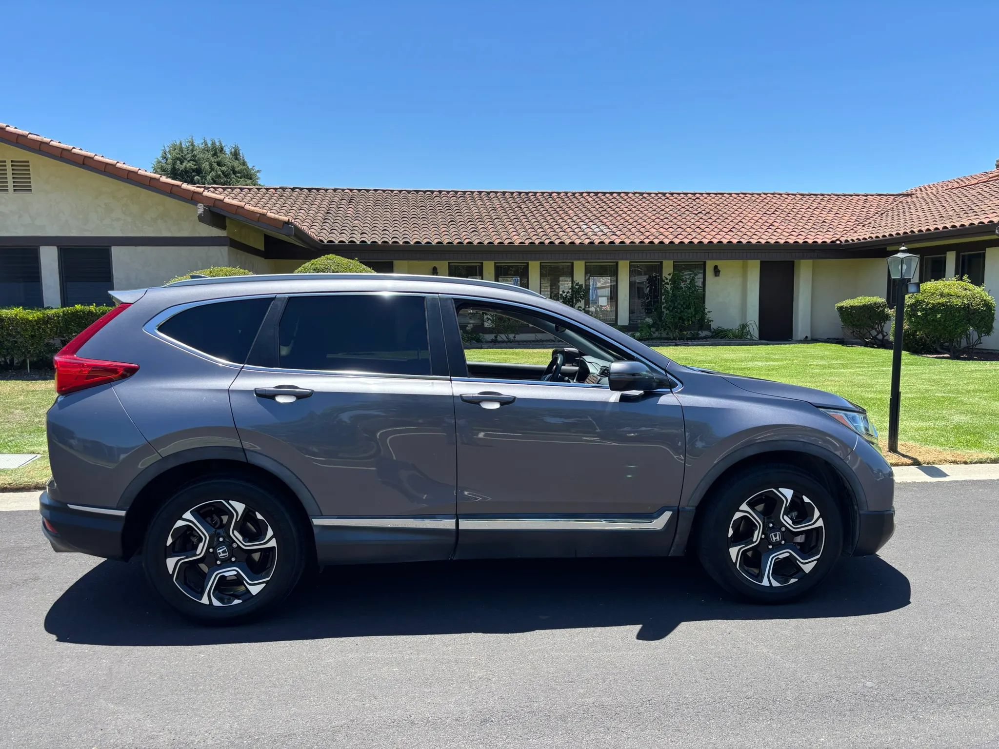Used 2018 Honda CR-V Touring image 3