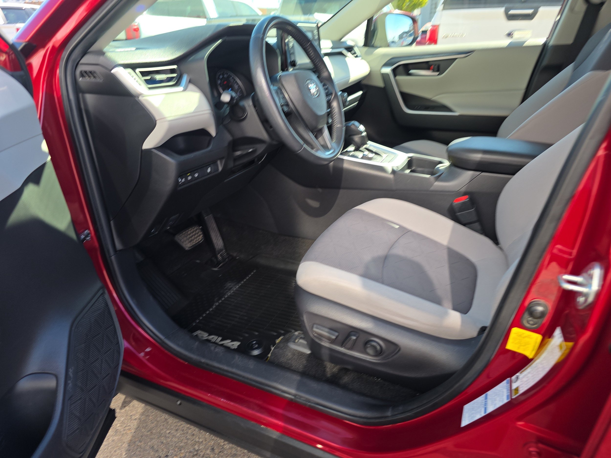 Used 2020 Toyota RAV4 XLE w/ XLE Grade Weather Package AWD/4WD image 2