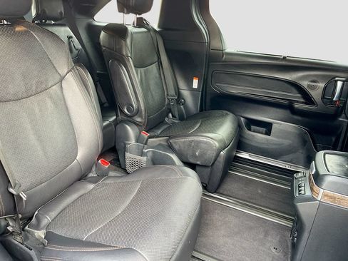 Used 2025 Toyota Sienna Platinum AWD/4WD image 30