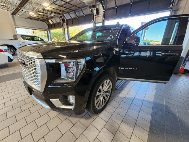 Used 2023 GMC Yukon Denali w/ Denali Reserve Package AWD/4WD image 3