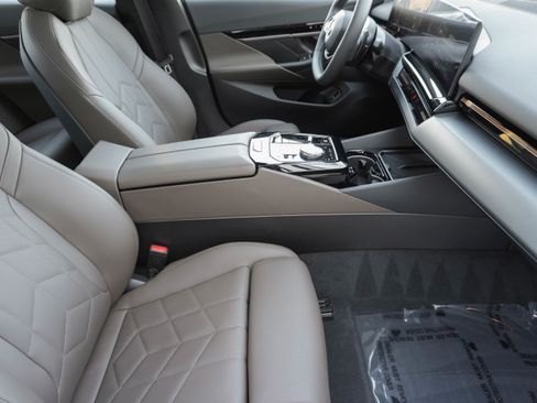 Certified 2025 BMW 530i xDrive w/ Premium Package image 12