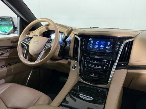 Used 2018 Cadillac Escalade Platinum AWD/4WD image 17