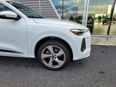 Certified 2025 Audi Q5 Premium Plus AWD/4WD image 2