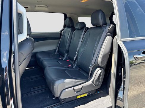 Used 2025 Kia Carnival FWD image 24